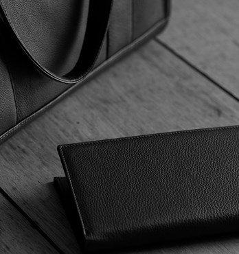 Travel Wallet Pebbled Leather Platinum Image