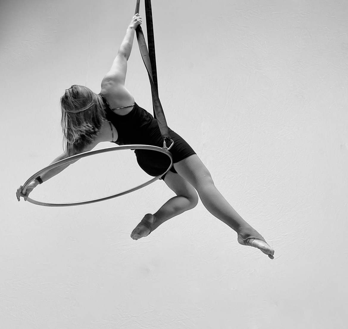 8 Stunning Aerial Hoop Poses [Any Pole Dancer Can Do] - BoomKats.com