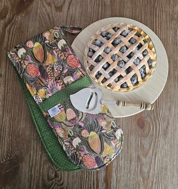 Indoor Outdoor Dining - casserole totes, carriers (food warmers), platter-pie tote carriers, oven mitts, hot dish pads, food nets, serviette holders Image