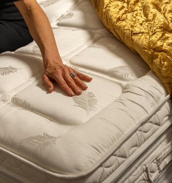 Latex Pure Indulgence Mattress with Quilted Silk Cover Image