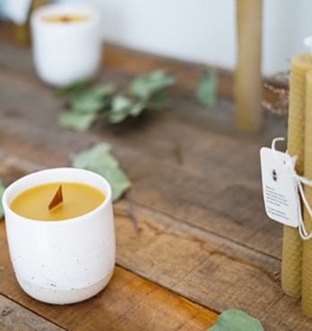 Pure Beeswax Ceramic Candle Image