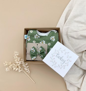 Bib and Bow Gift Set – Daisy Image